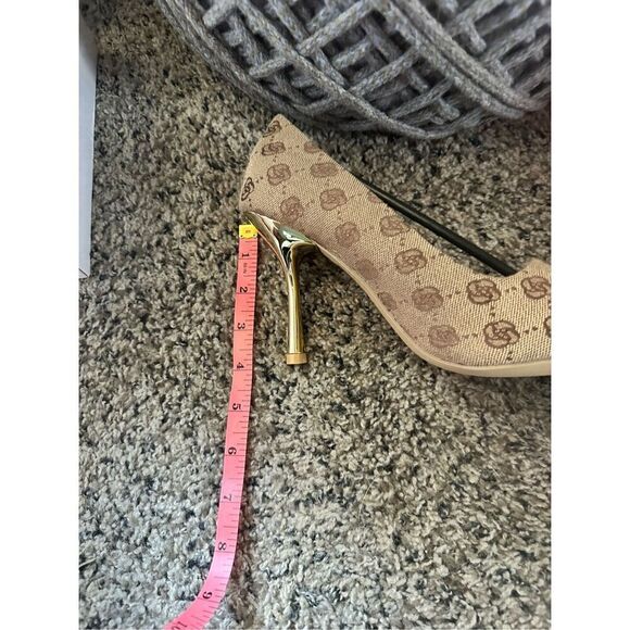 Beautiful tan/brown flower printed pumps with gold heel. - Picture 12 of 14